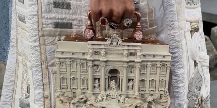 Icono de Roma en lujo: El bolso que celebra la Fontana di Trevi