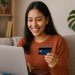 Mujer comprando online en Cyber Wow con laptop