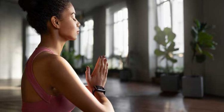 Mujer practicando Yoga mercado del bienestar