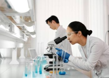 Elea acelera su expansión con 25 lanzamientos y apuesta regional por biosimilares