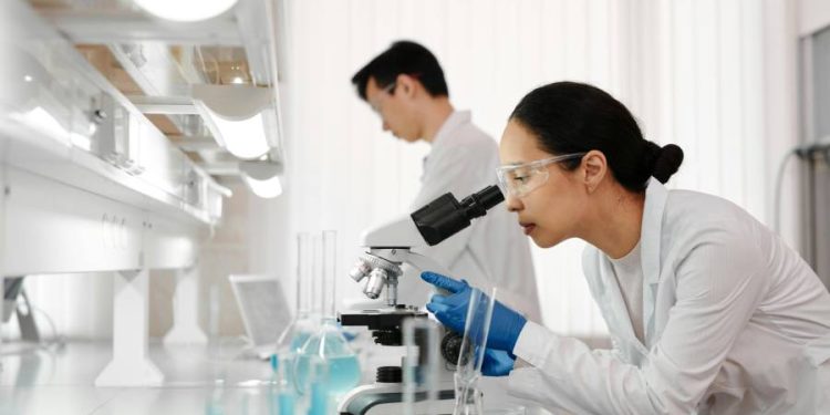 Elea acelera su expansión con 25 lanzamientos y apuesta regional por biosimilares
