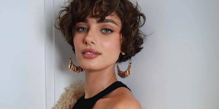 Revolución en cabello rizado: El corte Shag domina el verano