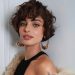 Revolución en cabello rizado: El corte Shag domina el verano