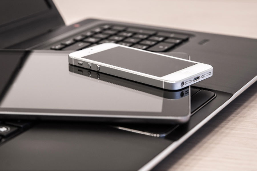 Smartphone blanco sobre una laptop