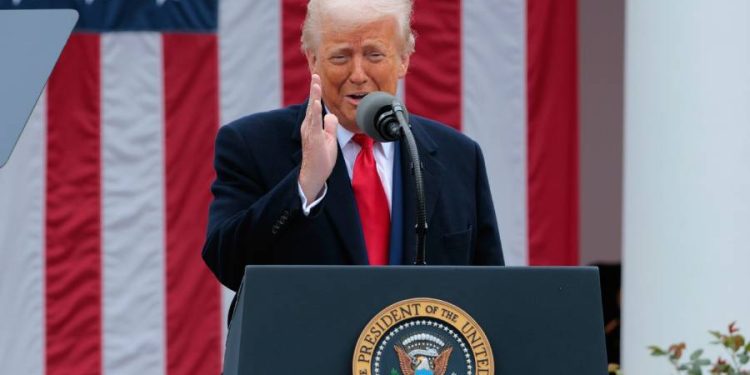 Trump amenaza con aranceles masivos a más de 150 países