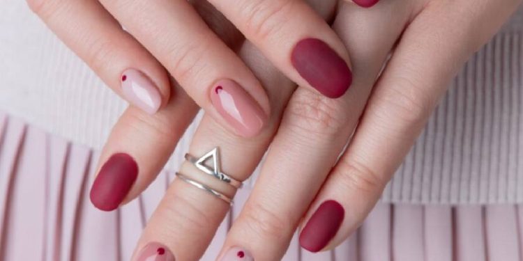 Uñas cortas en tendencia: Elegancia fácil en casa