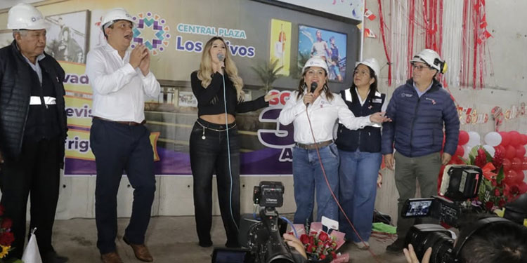 Yahaira Plasencia en Central Plaza Los Olivos