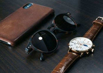 accesorios de lujo para hombres smartphone lentes reloj tonalidad marron cuero