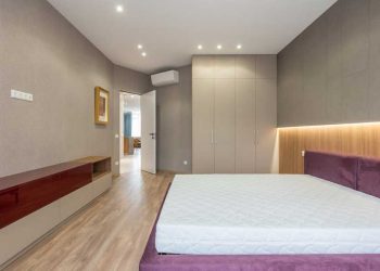 habitación acogedora con colchón blanco