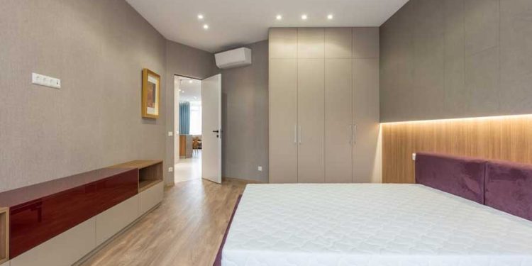 habitación acogedora con colchón blanco