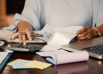 hombre planificación financiera presupuesto