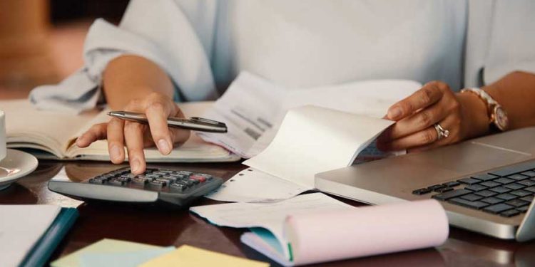 hombre planificación financiera presupuesto