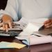 hombre planificación financiera presupuesto
