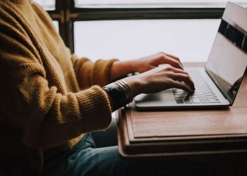 hombre sentado frente a una laptop haciendo mantenimiento digital