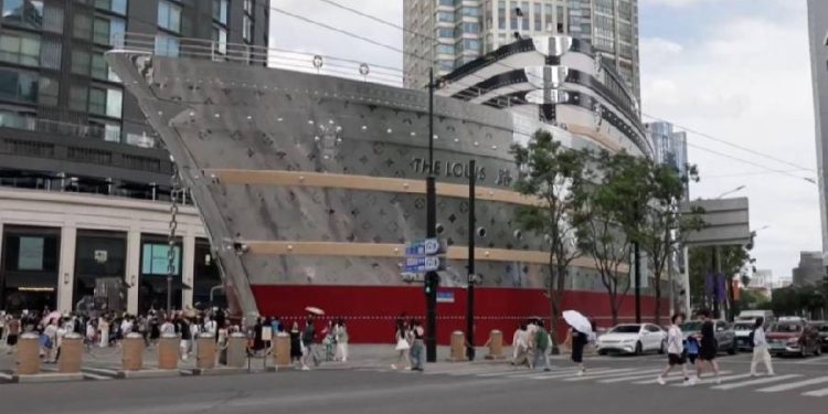 Así es la nueva tienda de Louis Vuitton en Shanghái: con forma de barco y casi treinta metros de altura