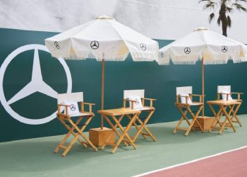 Alianza de Lujo: Mercedes-Benz y Lacoste presentan desfile disruptivo en cancha de tenis