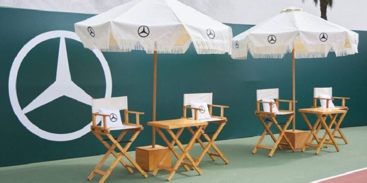 Alianza de Lujo: Mercedes-Benz y Lacoste presentan desfile disruptivo en cancha de tenis