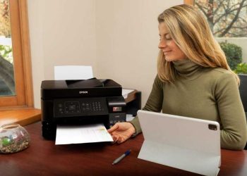 mujer utilizando impresora Epson en casa