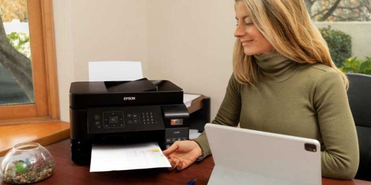 mujer utilizando impresora Epson en casa