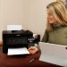 mujer utilizando impresora Epson en casa