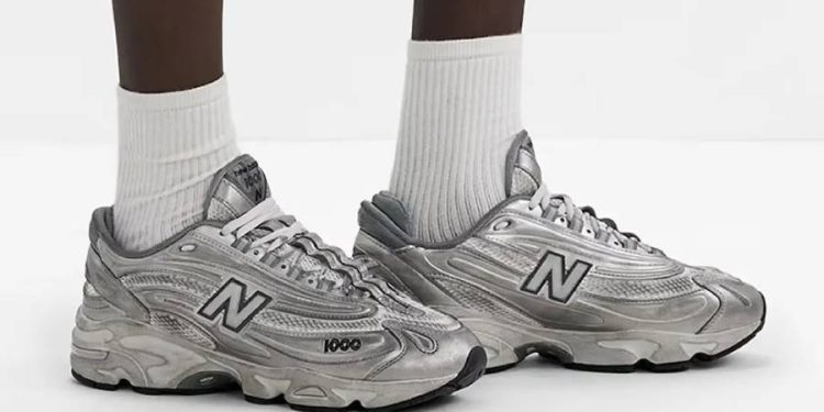 Las New Balance 1000 “Dirt” son la confirmación de que las zapatillas sucias son absoluta tendencia en 2025
