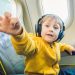 niño viajando en avión con auriculares