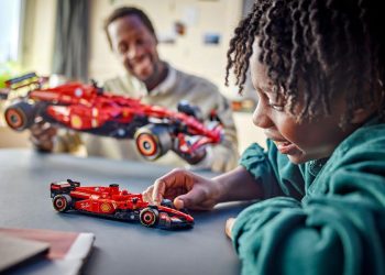 padre e hijo jugando con Legos de la F1