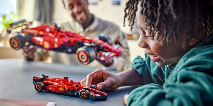 padre e hijo jugando con Legos de la F1