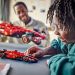 padre e hijo jugando con Legos de la F1