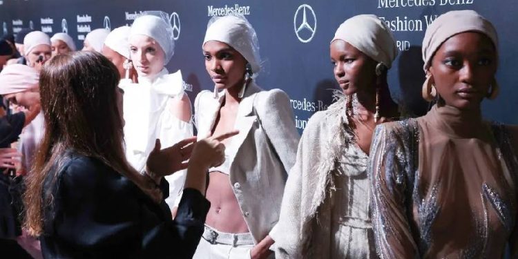 Backstage: el caos que enciende la pasarela