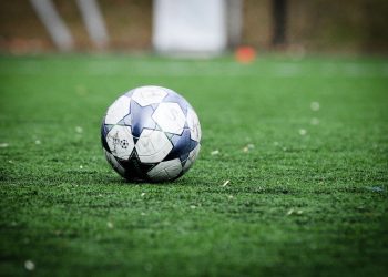 Balón de fútbol sobre el campo