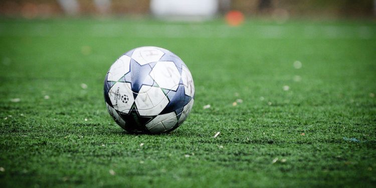 Balón de fútbol sobre el campo