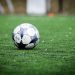 Balón de fútbol sobre el campo