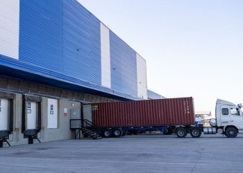 Centro logístico camión en almacen