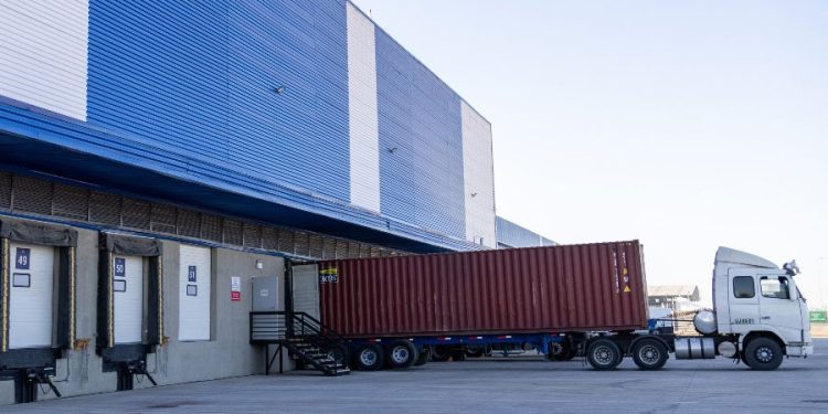 Centro logístico camión en almacen