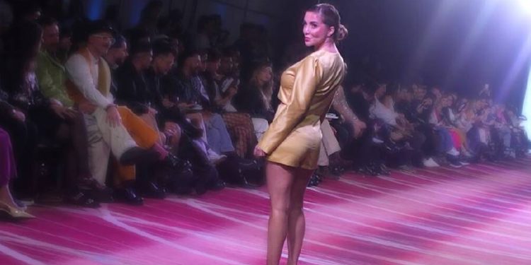 Daniela Urrizola brilla en la pasarela
