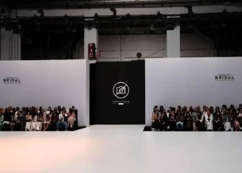Desfiles sin móviles: ¿el fin de la era del ruido digital?