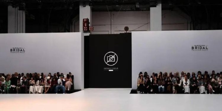 Desfiles sin móviles: ¿el fin de la era del ruido digital?