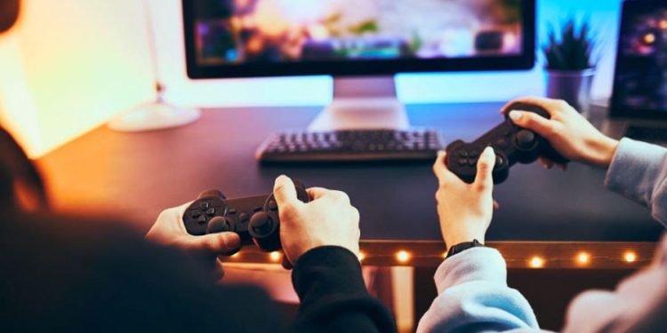 Día del gamer pareja jugando videojuegos