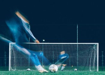 Jugador de futbol pateando un penalti