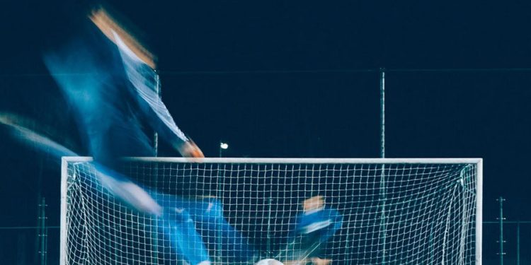Jugador de futbol pateando un penalti