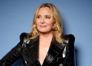 Kim Cattrall vuelve con el corte midi de Samantha Jones