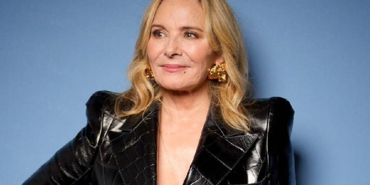 Kim Cattrall vuelve con el corte midi de Samantha Jones