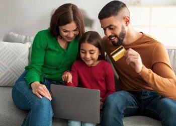 Niña comprando online con los padres ecommerce