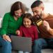 Niña comprando online con los padres ecommerce