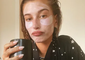 Hailey Bieber y la revolución de los parches de ojos
