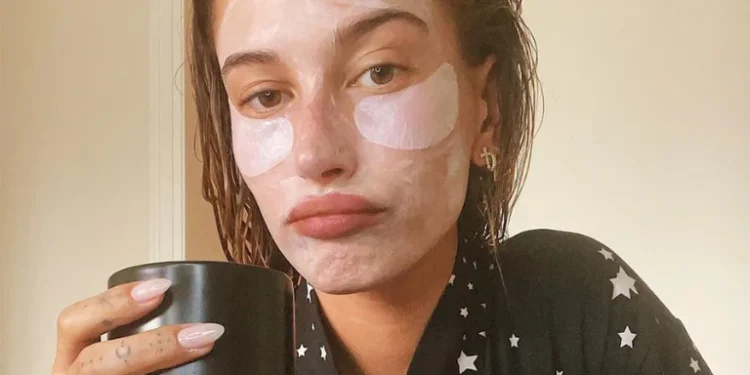 Hailey Bieber y la revolución de los parches de ojos
