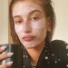 Hailey Bieber y la revolución de los parches de ojos
