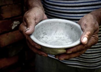 Persona sin comida con plato vacío