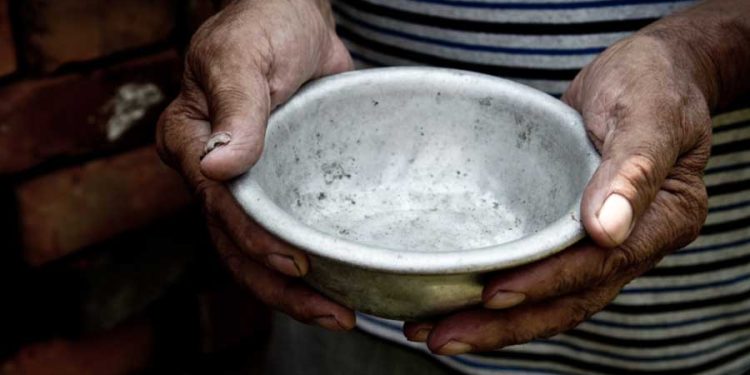 Persona sin comida con plato vacío